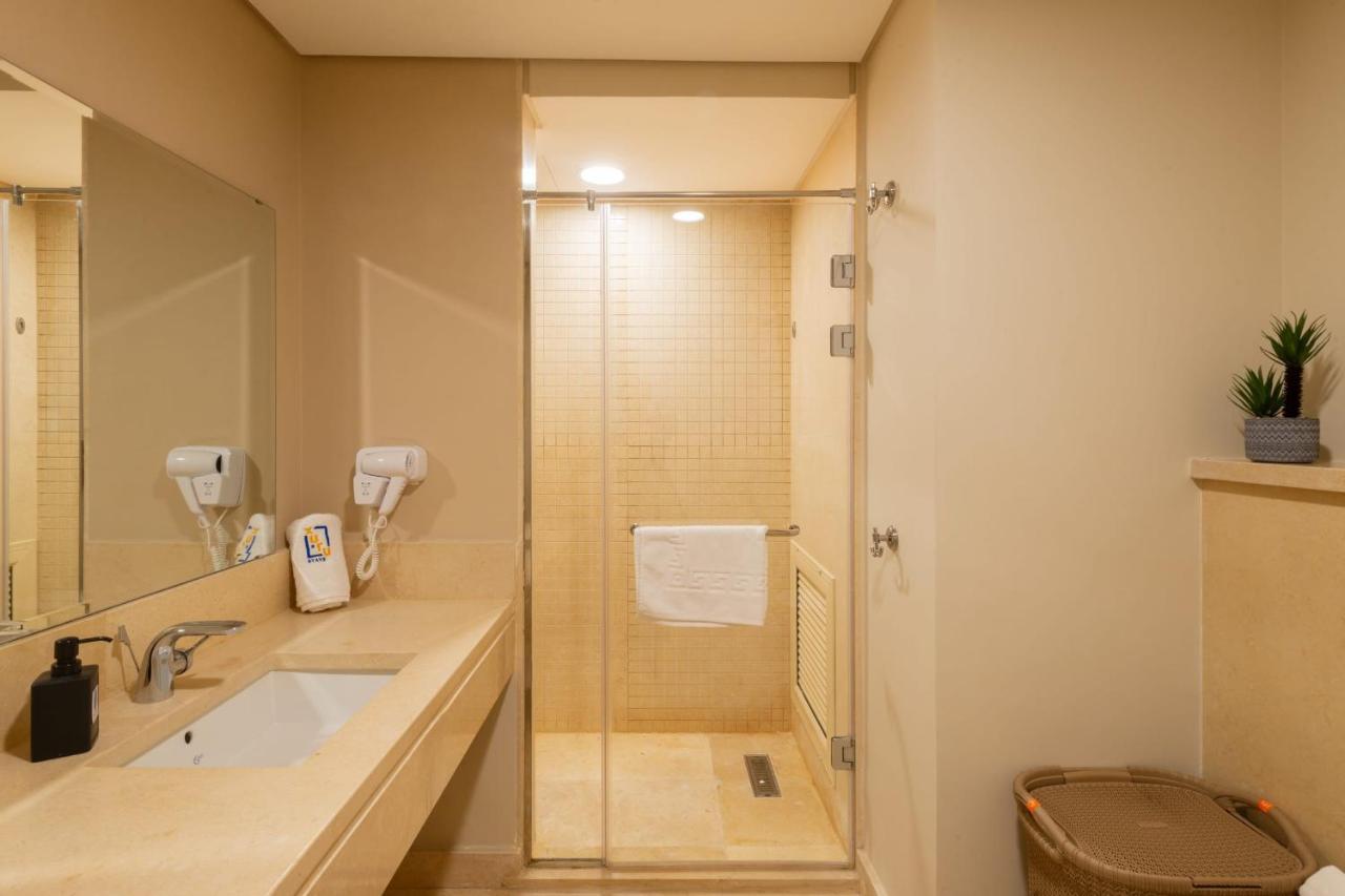 Jazzy 1bdr W Outdoor Pool View Terrace Free Pool & Access Apartament *