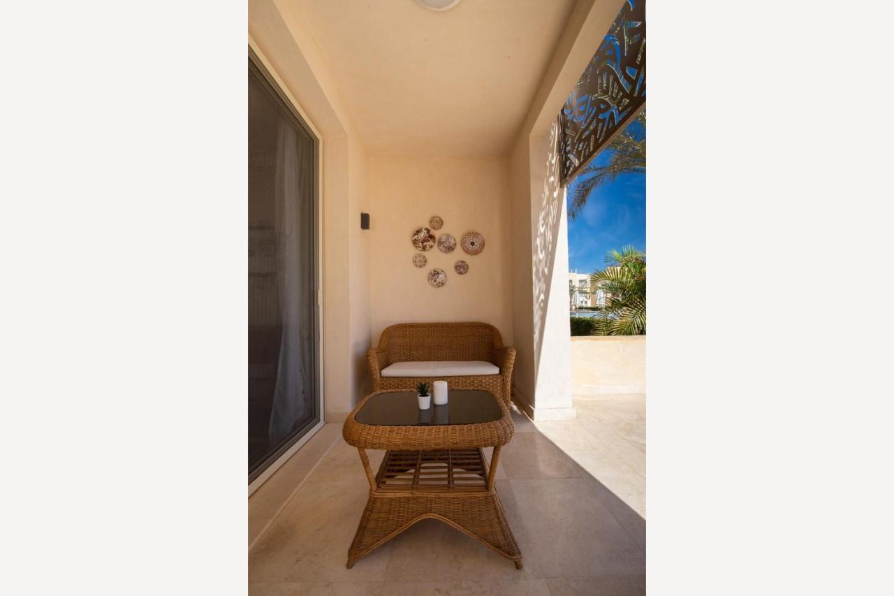 Jazzy 1bdr W Outdoor Pool View Terrace Free Pool & Access Apartament